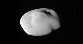 La sonda Cassini non finisce di stupire: ecco “Atlante”, uno dei satelliti più piccoli di Saturno