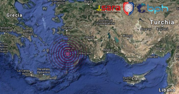 FORTISSIMA SCOSSA DI TERREMOTO DI Mw 6.7 NELLA NOTTE TRA GRECIA E TURCHIA. CI SONO ALMENO DUE VITTIME E GRAVI DANNI.