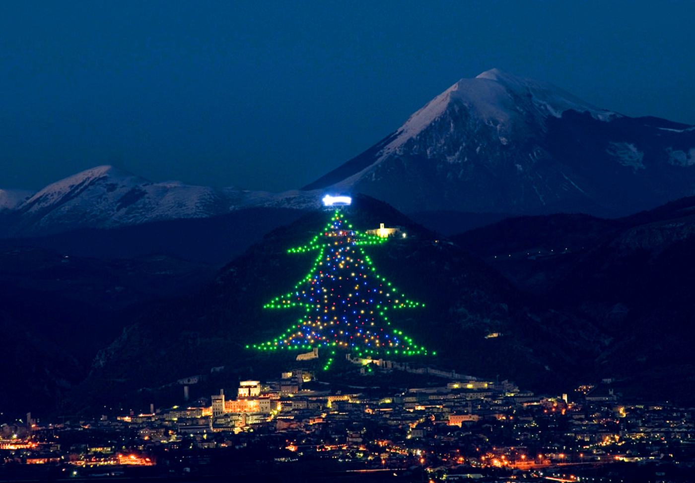 Albero Di Natale Piu Alto Del Mondo.Acceso Dallo Spazio L Albero Di Natale Di Gubbio Il Piu Grande Del Mondo Video Blueplanetheart It