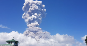 Forte eruzione esplosiva del vulcano Mayon nelle Filippine (VIDEO)