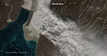 Fotografata dalla NASA un’enorme tempesta di “farina di ghiacciaio” in Groenlandia