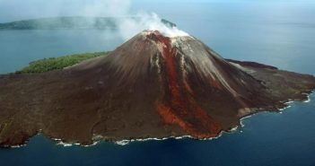 Almeno 373 morti per lo tsunami provocato dall’eruzione del vulcano Krakatoa in Indonesia (VIDEO)