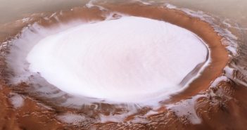 ESA: ecco la foto pazzesca di un enorme cratere su Marte, pieno di acqua ghiacciata