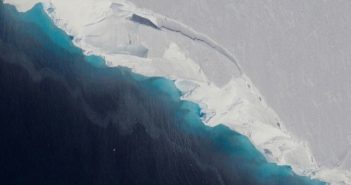 Scoperta un’enorme cavità sotto l’Antartide da un ricercatore italiano della NASA: nuova minaccia per l’innalzamento degli oceani