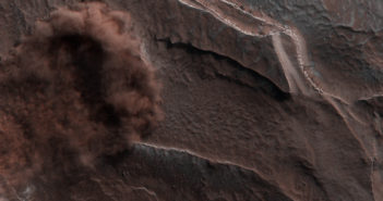 Catturato dalla NASA l’incredibile momento in cui si è verificata una gigantesca valanga di ghiaccio e roccia su Marte