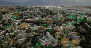L’onda di plastica che si infrange sulla costa in Sudafrica è il segno che l’antropocene è ormai realtà