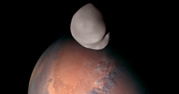 Le immagini mozzafiato di Deimos, la luna di Marte, come non l’abbiamo mai vista