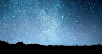 Luglio si chiude con triangoli e “baci” di pianeti e stelle, tutti visibili a occhio nudo da stanotte!